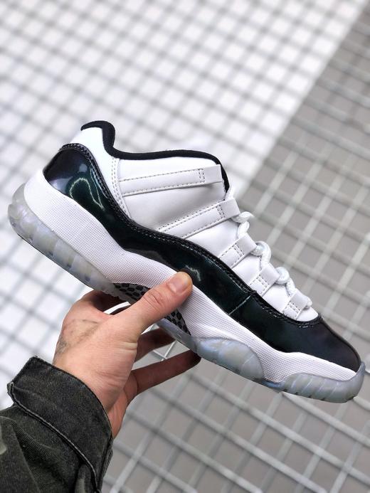 AJ11 low 变色龙Jordan 11首次使用了灵感来源于割草机外壳的漆皮作为鞋面材料，创新的尼龙网面及鞋舌的样式的灵感来源于丹佛国际机场的外观，鞋身采取了网状纤维材料，使得整双鞋重量极大减轻 商品图3