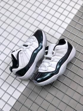 AJ11 low 变色龙Jordan 11首次使用了灵感来源于割草机外壳的漆皮作为鞋面材料，创新的尼龙网面及鞋舌的样式的灵感来源于丹佛国际机场的外观，鞋身采取了网状纤维材料，使得整双鞋重量极大减轻