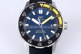 万国iwc海洋时计 IW356802 44MM “小50寻“超强夜光腕表1: 所有的指针形状，以及指针夜光颜色，几乎是做到了一致2: 表盘为黑色磨砂工艺，表盘字体印刷以及立体感一致。3: 日历字体完