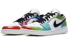 Air Jordan 1 Low  aj1星云 货号：星云的图案主打，扎染的多色渐变鞋面犹如浩瀚星空，实际上则是代表着构想出来的一颗篮球运动盛行的星球，撞色拼接搭载夜光外底，规格不俗，吸睛效果也极强。