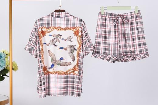 点此购买 巴宝莉女款短袖短裤家居睡衣套装 艾148067 商品图6