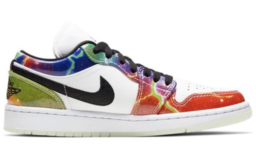 Air Jordan 1 Low  aj1星云 货号：星云的图案主打，扎染的多色渐变鞋面犹如浩瀚星空，实际上则是代表着构想出来的一颗篮球运动盛行的星球，撞色拼接搭载夜光外底，规格不俗，吸睛效果也极强。 商品图2