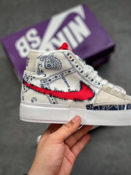 Nike sb Blazer Edge 独特拆线设计 整双鞋采用今年热门的解构设计思路，帆布与麂皮材质的拼接呈现在 Blazer 鞋身上。独特的双鞋舌设计表现相当抢眼最大亮点当属侧身的拆线 商品图2
