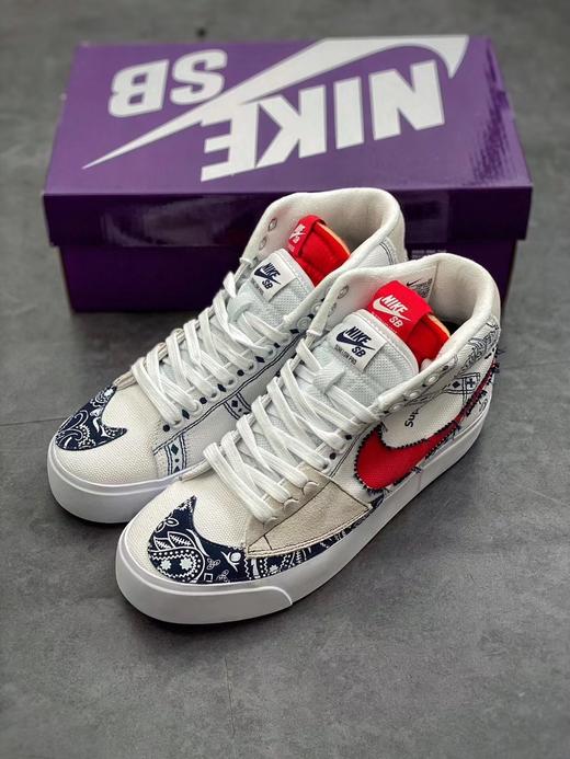 Nike sb Blazer Edge 独特拆线设计 整双鞋采用今年热门的解构设计思路，帆布与麂皮材质的拼接呈现在 Blazer 鞋身上。独特的双鞋舌设计表现相当抢眼最大亮点当属侧身的拆线 商品图0