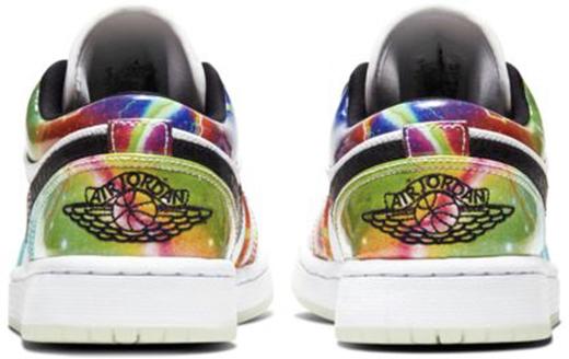 Air Jordan 1 Low  aj1星云 货号：星云的图案主打，扎染的多色渐变鞋面犹如浩瀚星空，实际上则是代表着构想出来的一颗篮球运动盛行的星球，撞色拼接搭载夜光外底，规格不俗，吸睛效果也极强。 商品图1