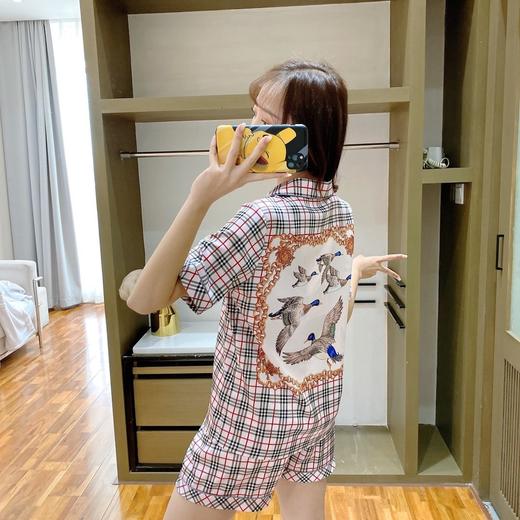 点此购买 巴宝莉女款短袖短裤家居睡衣套装 艾148067 商品图0