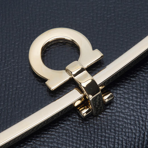 Salvatore Ferragamo/菲拉格慕女士黑色牛皮金色夹扣手拎包FG2925704799 商品图2