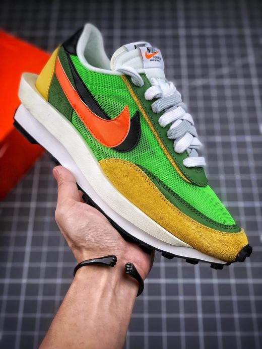 日式解构美学SACAI联名 × NIKE LDV Waffle重叠设计前卫华夫变形休闲慢跑鞋 官方货号：BV0073-301 绿黄粉 sacai在SS19的发布会上展示了自己与Nike全新联名 商品图0