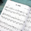 中老年喜爱的钢琴弹唱歌曲158首 五线谱版 300首流行钢琴弹唱曲 改编简单的伴奏肢体 有清晰的和弦功能标记 曲集容量庞大内容经典 商品缩略图3