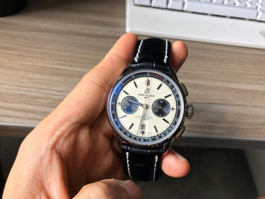 百年灵璞雅B01计时腕表Premier B01 Chronograph （吴彦祖同款）
材质： 316L精钢
直径： 42毫米
厚度： 13.65毫米 商品图1