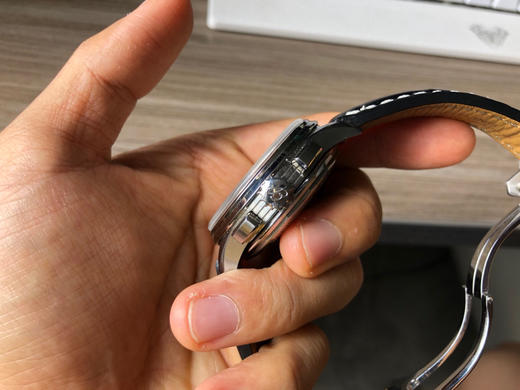 百年灵璞雅B01计时腕表Premier B01 Chronograph （吴彦祖同款）
材质： 316L精钢
直径： 42毫米
厚度： 13.65毫米 商品图3