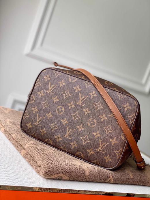 夏日特价💰800 LV原单新色M44887 🌱Gaston-Louis Vuitton 于 1932 年专为承运香槟酒设计的酒袋邂逅当代潮流 商品图3