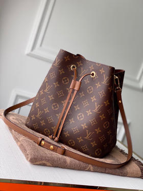夏日特价💰800 LV原单新色M44887 🌱Gaston-Louis Vuitton 于 1932 年专为承运香槟酒设计的酒袋邂逅当代潮流