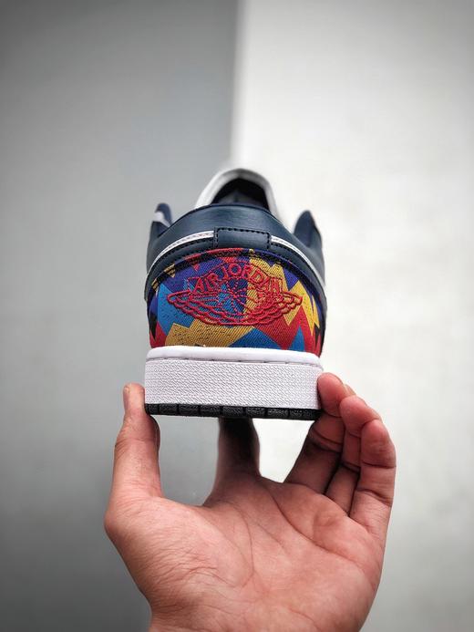 Air Jordan 1 Low“Sweater"鞋款设计配色以1992年巴塞罗那奥运会时迈克尔.乔丹身穿的毛衣套装为灵感设计呈现 Jordan Brand也针对于此在近期专门推出了一款AJ1 ， 商品图1