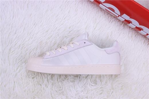 阿迪达斯/Adidas 阿迪三叶草贝壳头板鞋 米白色 货号： Adidas Originals携手品牌代言人陈奕迅，在SUPERSTAR鞋款五十周年之际 商品图3