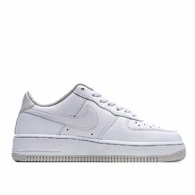 ✨Nike Air Force 1'07 2 空军一号经典款运动板鞋 整体以白色为基调，浅灰色后后跟框架，整体风格简洁高街