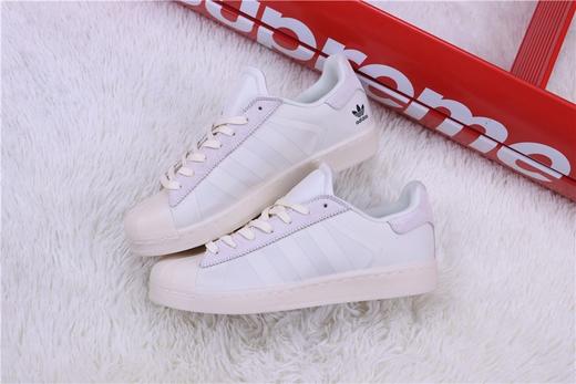 阿迪达斯/Adidas 阿迪三叶草贝壳头板鞋 米白色 货号： Adidas Originals携手品牌代言人陈奕迅，在SUPERSTAR鞋款五十周年之际 商品图0