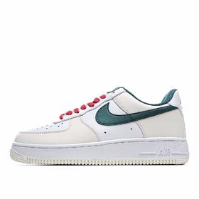 ✨耐克 Nike Air Force 1 空军一号低帮百搭休闲运动板鞋。柔软、弹性十足的缓震性能和出色的中底设计，横跨复古与现代的外型结合，造就出风靡全球三十多年的Force 1