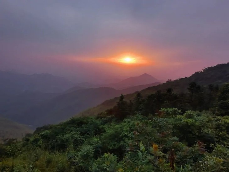 00 民宿出发到天泉山,至山顶等候夕阳落日,风景绝佳,夕阳西下后在