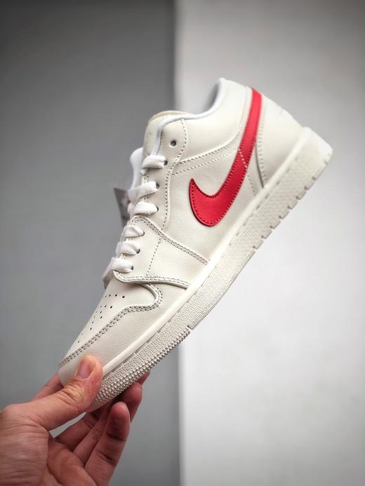 aj1低 Jordan 1 Low“University Red”权志龙 奶白红 大学红 我们先来看一下鞋款的设计，整体的话以奶白色为主，swoosh的部位大学红色点缀， 商品图1