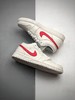 aj1低 Jordan 1 Low“University Red”权志龙 奶白红 大学红 我们先来看一下鞋款的设计，整体的话以奶白色为主，swoosh的部位大学红色点缀， 商品缩略图0