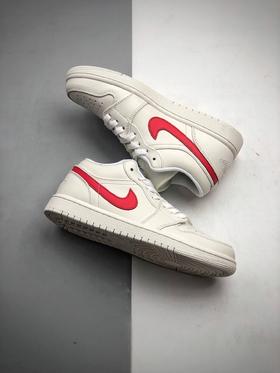 aj1低 Jordan 1 Low“University Red”权志龙 奶白红 大学红 我们先来看一下鞋款的设计，整体的话以奶白色为主，swoosh的部位大学红色点缀，