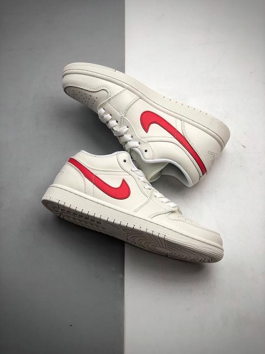 aj1低 Jordan 1 Low“University Red”权志龙 奶白红 大学红 我们先来看一下鞋款的设计，整体的话以奶白色为主，swoosh的部位大学红色点缀， 商品图0