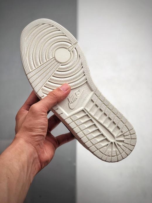 aj1低 Jordan 1 Low“University Red”权志龙 奶白红 大学红 我们先来看一下鞋款的设计，整体的话以奶白色为主，swoosh的部位大学红色点缀， 商品图2