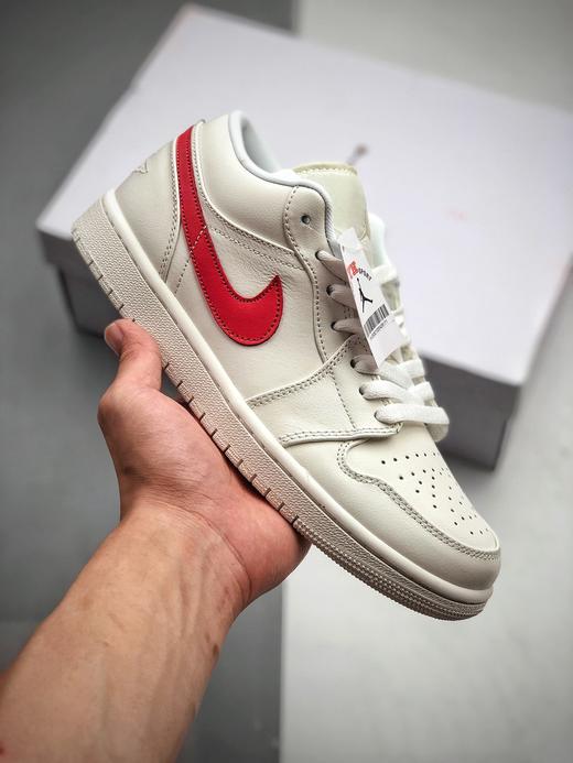 aj1低 Jordan 1 Low“University Red”权志龙 奶白红 大学红 我们先来看一下鞋款的设计，整体的话以奶白色为主，swoosh的部位大学红色点缀， 商品图4
