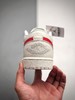 aj1低 Jordan 1 Low“University Red”权志龙 奶白红 大学红 我们先来看一下鞋款的设计，整体的话以奶白色为主，swoosh的部位大学红色点缀， 商品缩略图3