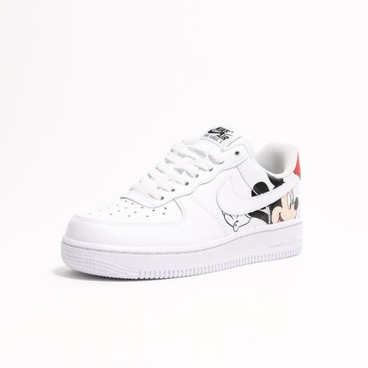 Nike AIR Force 1 Low Mickey Mouse 空军一号米老鼠  鞋款整体的设计颇为简约，白色鞋身的基础上加入类似手绘的米老鼠Logo 商品图1