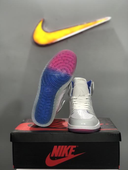 迪奥 ，平民"小Dior"个性满满 Air Jordan 1 High Zoom R2T"Racer Blue"AJ1代经典复古经典高帮百搭文化篮球鞋“白灰蓝漆皮渐变水晶底”CK6637-104 商品图3