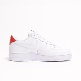 Nike AIR Force 1 Low Mickey Mouse 空军一号米老鼠  鞋款整体的设计颇为简约，白色鞋身的基础上加入类似手绘的米老鼠Logo
