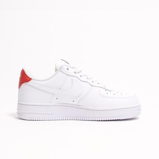 Nike AIR Force 1 Low Mickey Mouse 空军一号米老鼠  鞋款整体的设计颇为简约，白色鞋身的基础上加入类似手绘的米老鼠Logo 商品图0