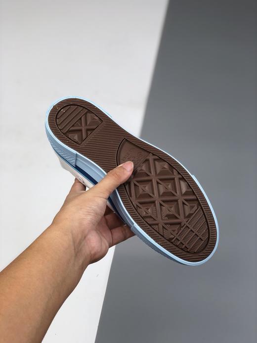 匡威 白蓝色 奶蓝 高帮 奶蓝奶蓝的鞋底Converse all star，搭配白色简约的鞋面，像是脚下踩着蓝天白云一样。蓝白的颜色结构，超适合夏天，颜色超级温柔。百搭神器 货号：568805C 商品图3