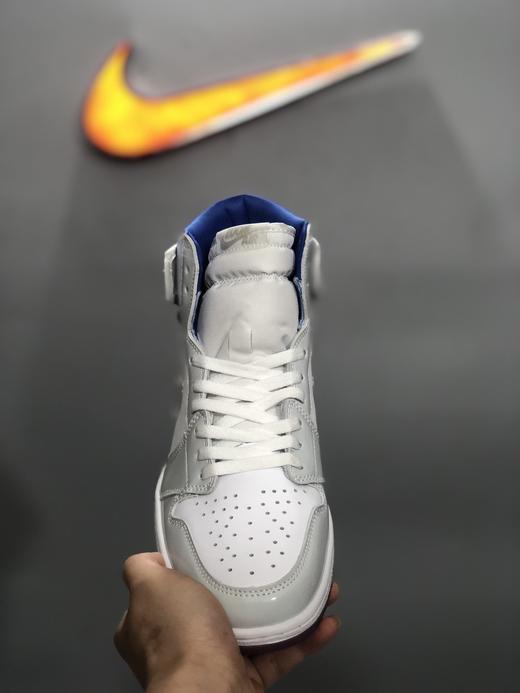 迪奥 ，平民"小Dior"个性满满 Air Jordan 1 High Zoom R2T"Racer Blue"AJ1代经典复古经典高帮百搭文化篮球鞋“白灰蓝漆皮渐变水晶底”CK6637-104 商品图1