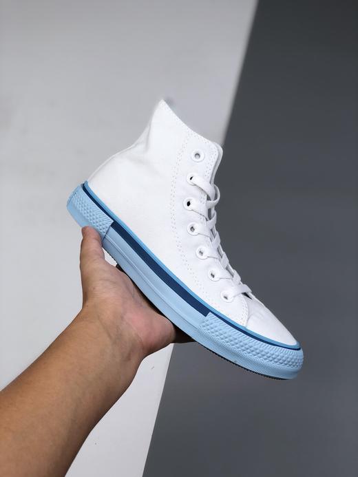 匡威 白蓝色 奶蓝 高帮 奶蓝奶蓝的鞋底Converse all star，搭配白色简约的鞋面，像是脚下踩着蓝天白云一样。蓝白的颜色结构，超适合夏天，颜色超级温柔。百搭神器 货号：568805C 商品图0