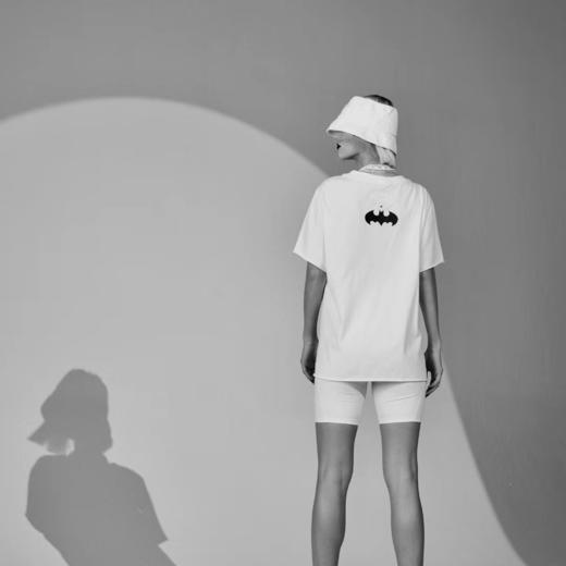 点此购买 SMFK×蝙蝠侠男女款短袖t恤 曾150036 商品图4