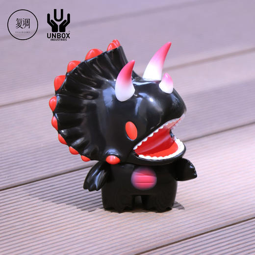Unbox Tri Dino Solid Black 三角龙 商品图1