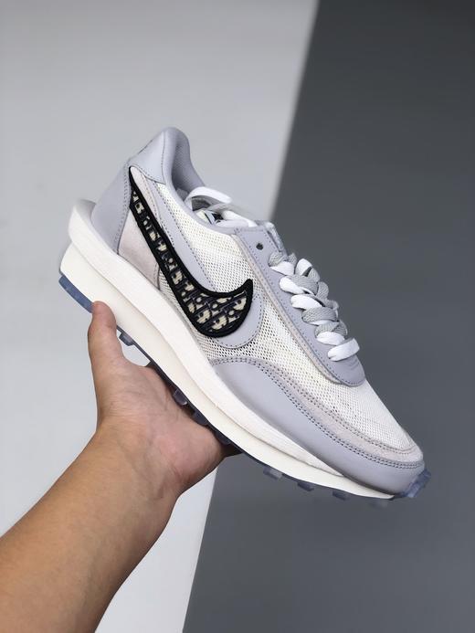 日式解构美学 三方联名Sacai x 迪奥Dior x Nike LDV “浅灰黑双钩重影”重叠设计前卫华夫变形休闲慢跑鞋 翻毛皮 BV0073-068 商品图0
