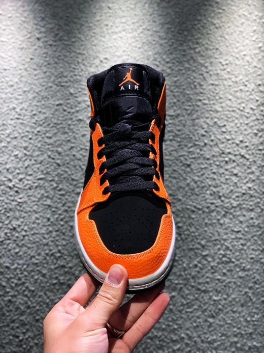 Air Jordan AJ1 Mid “Orange/Black” AJ1中帮小扣碎 新欢黑橙 中帮“小扣碎” 原盒原标 质感表现非常不错  货号：554724-062  尺码：36-46 商品图1