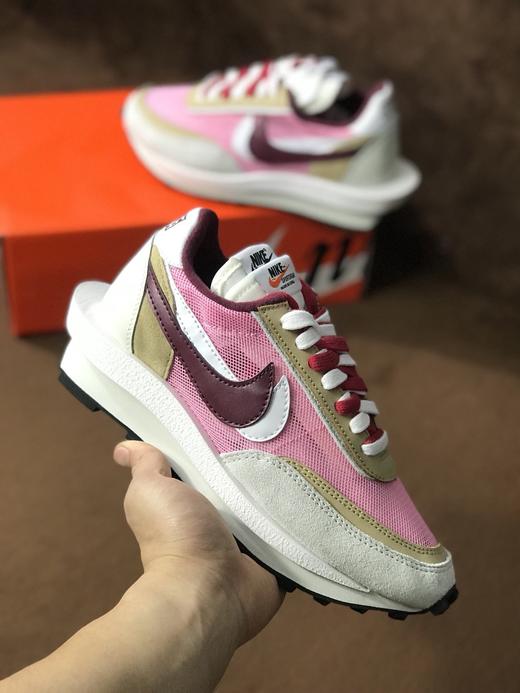 日式解构美学SACAI联名 × NIKE LDV Waffle重叠设计前卫华夫变形休闲慢跑鞋 官方货号：BV0073-301 绿黄粉 sacai在SS19的发布会上展示了自己与Nike全新联名 商品图7