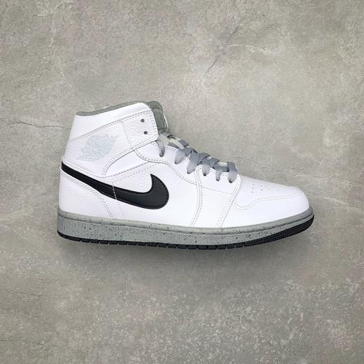 Air Jordan AJ1 Mid SE 中帮休闲运动板鞋 白水泥配色 原鞋原档案开发 原厂Prime Asia皮料 原档冲孔鞋头 正确满胶鞋垫 四线拉帮 鞋舌高弹海绵填充 554724-155 商品图0