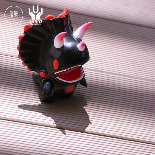 Unbox Tri Dino Solid Black 三角龙 商品图0