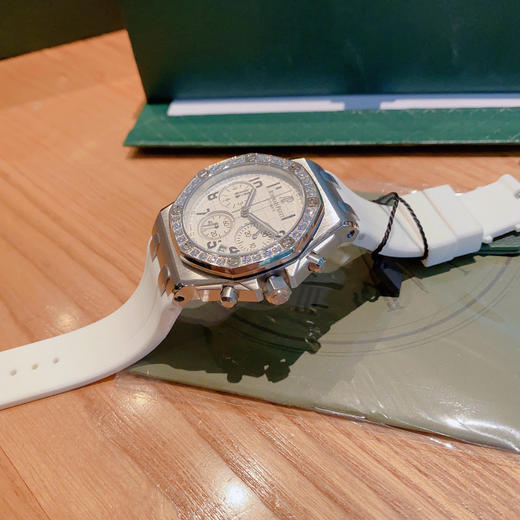 AP爱彼 Audemars Piguet  Lady Tapisserie 全新设计、格纹装饰赋予皇家橡树离岸型系列腕表。316L精钢材质，进口VK石英机芯 商品图3