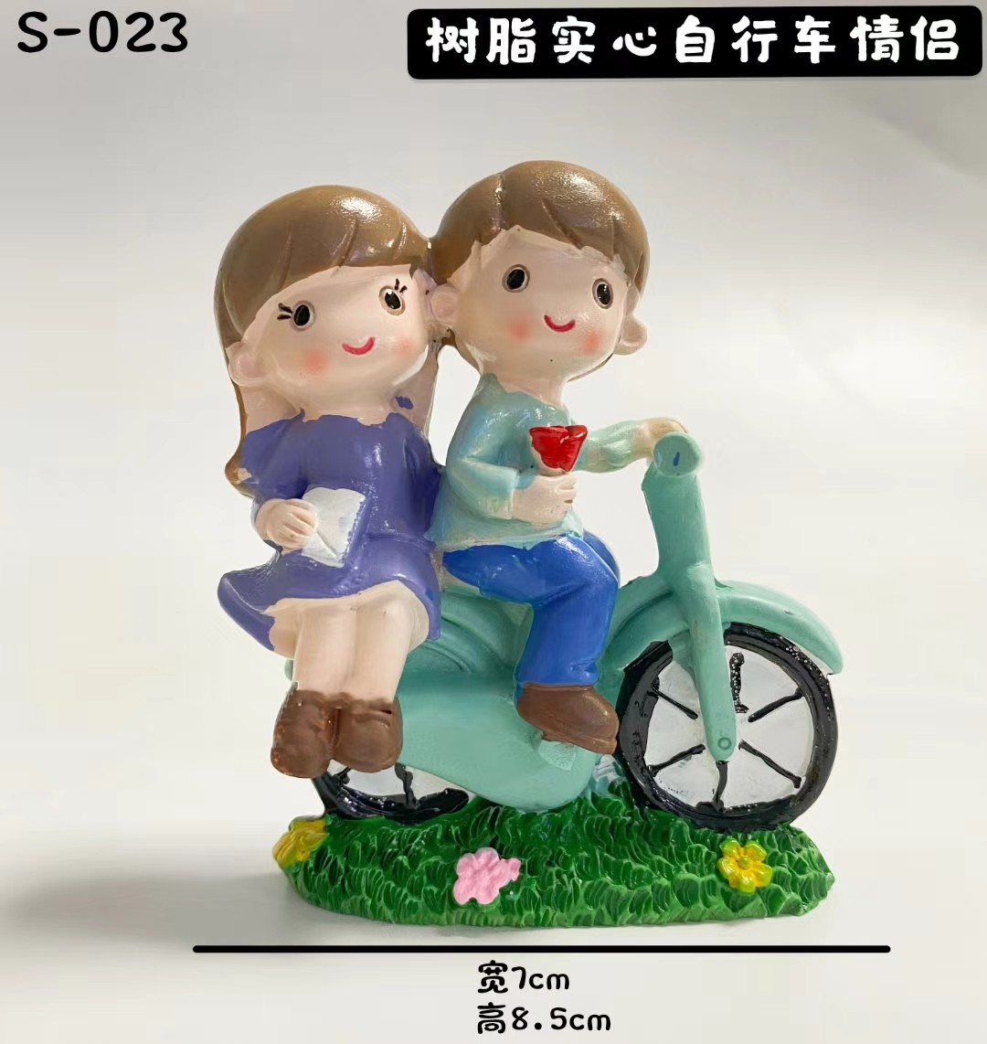 摆件:官宣情人节情侣骑自行车结婚