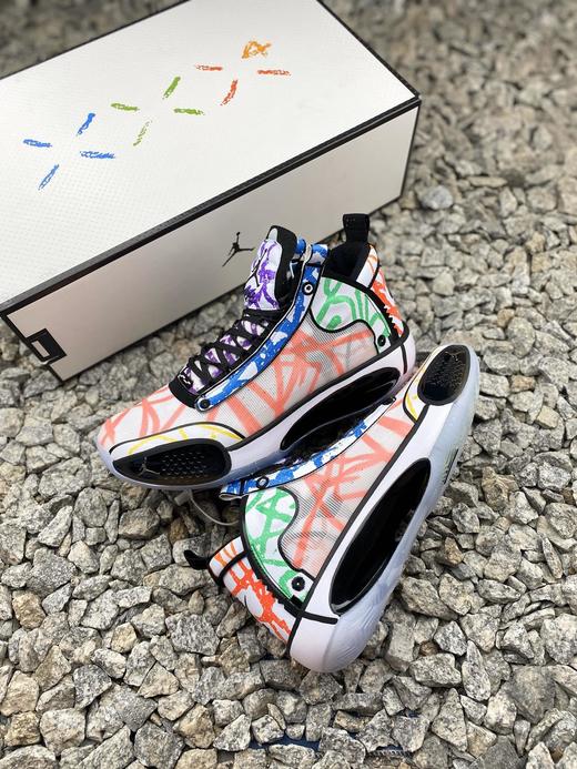 新科状元 aj34 最战靴 Air Jordan 34 PE 配色更是层出不穷让人超羡慕！ ，一款涂鸦装扮的 Zion Williamson x Air Jordan 34 PE DA1897-100 商品图0