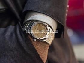 XF重磅新品：皇家橡树15202 超薄“香槟金”限量发售 市场独家 1，机芯功能：机芯调历功能与正品一致。 2，表壳厚度：8.5mm 3，表针针轴：针轴大小和正品完全一样。