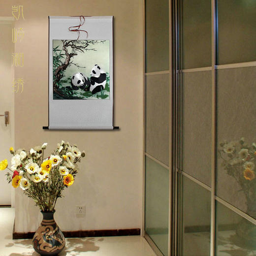 凯崎湘绣 软裱卷轴 熊猫国宝图 手工刺绣客厅装饰 卧室挂件 挂画 出国送老外礼品带包装 商品图1