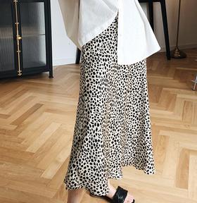 轻熟风缎面豹纹半身裙